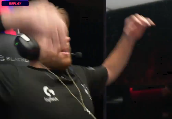 【動画】海外のプロゲーマーさん、大会中にキレて台パンしテーブルを破壊してしまうｗｗｗｗｗｗ