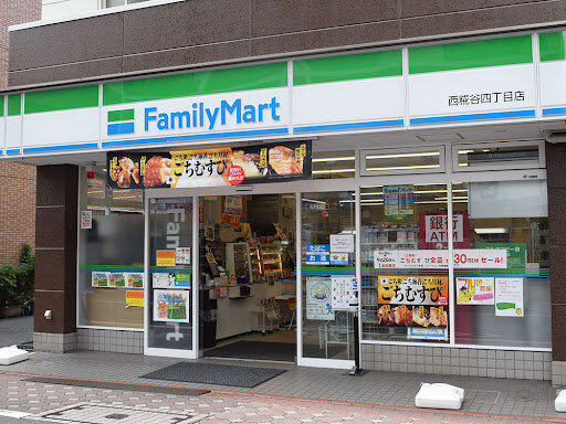 【大炎上】ファミマさん、揚げ物などをいれる棚に洗った後のモップを入れて乾かしてしまう　→　ネット中から批判殺到