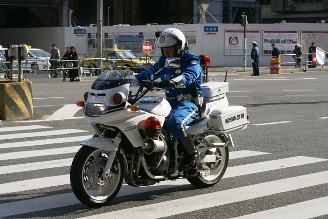 【悲報】福岡県警のお巡りさん、自動二輪の免許を持ってないのにオートバイでパトロールして書類送検