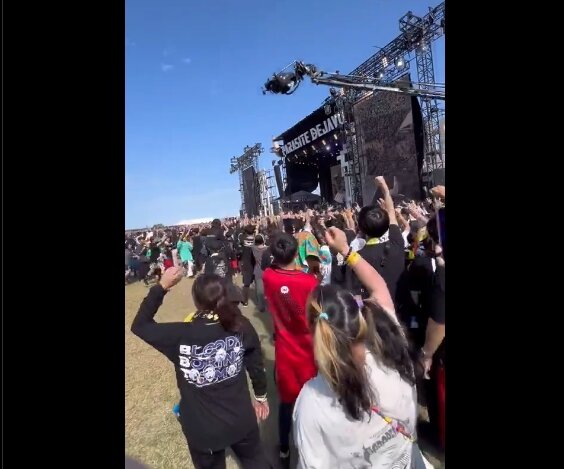 【動画】音楽イベントで『重さ240kg』のクレーンカメラが倒れて観客に直撃する事故が発生