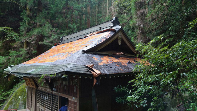 【悲報】『鬼滅の刃』の聖地 「名草の巨石群」内の神社で屋根の銅板約1630枚盗まれる