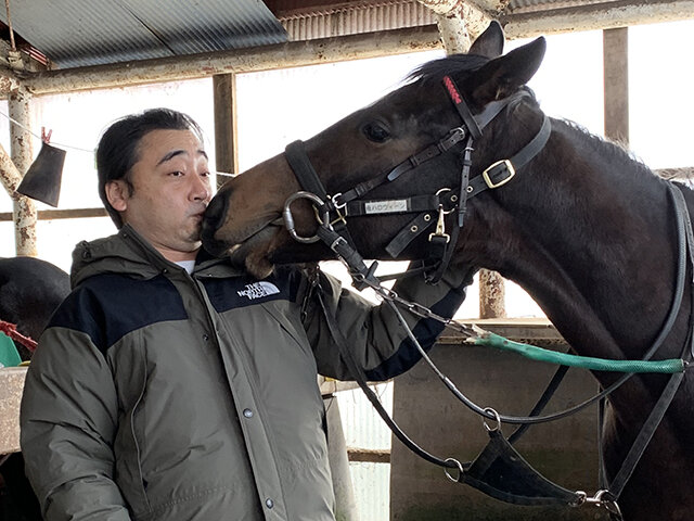 元ジャンポケ斉藤メンバーの持ち馬「オマタセシマシタ」号、現役を続行　放送作家の村上氏が預かることに