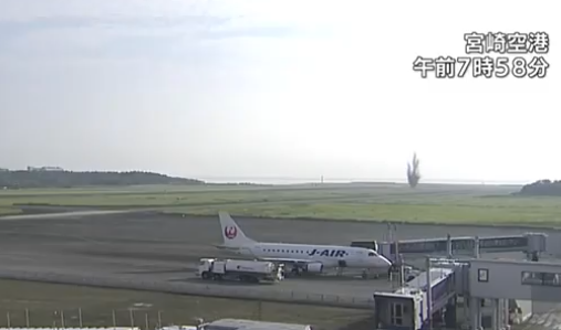 宮崎空港で謎の爆発！地面がえぐれ、陥没状態に… 航空機の離着陸を見合わせへ