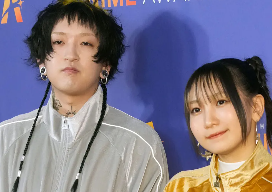 【悲報】YOASOBI・Ayaseさんの”タトゥ”写真に嫌悪感を抱くファン多数「本人の自由だけど残念」「ちょっとまずい方向にいってる」