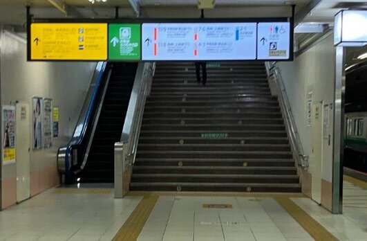 大宮駅がエスカレーターで歩く人を声で注意する新たな試み。ちなみに声はずんだもんなのだ