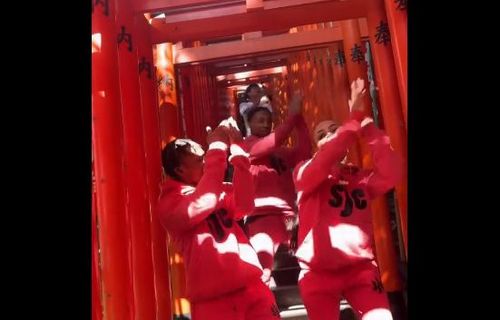 【マジでそれ】外国人が鳥居にぶら下がったとか神社でダンスしたとかで炎上してるけど、日本人なら怒るより◯◯◯するのが正しい日本の宗教的ムーブ　→　ネット中から共感が殺到