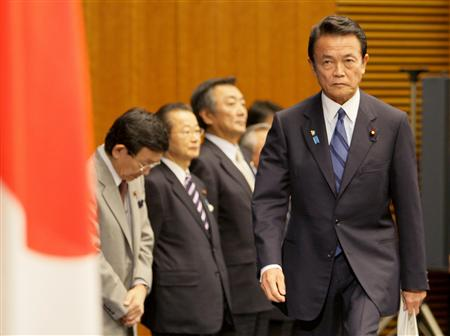 麻生太郎のスーツがいつもバッキバキにキマってる理由が遂に明かされる