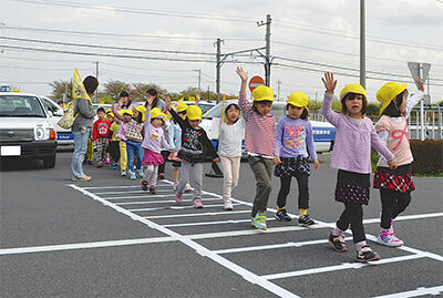 母「横断歩道では手を上げないとダメなのよ」子供「わかった！」→海外で実践した結果ｗｗｗｗｗｗｗ