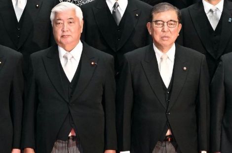 石破内閣の集合写真、腹が見えていて「だらし内閣」と言われてしまう→首相官邸がさくっとフォトショ修正ｗｗｗｗｗ