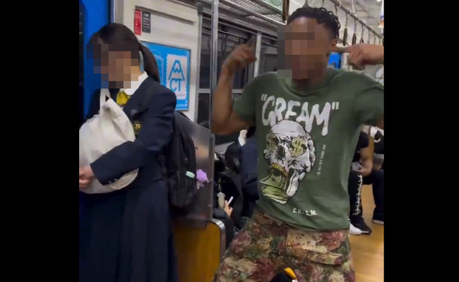 日本に来た黒人「電車に乗ってるJKの前でダンスしてみたｗ」 → マジで大問題になる・・・