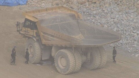 「仕事でうっぷんが溜まっていた」タイヤ直径4メートルの大型ダンプカーで同僚男性ひき殺した疑い　61歳男逮捕