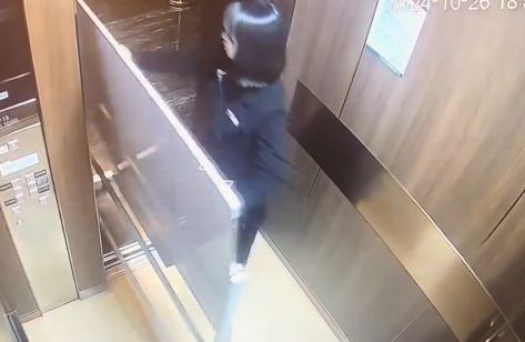 【動画】ホワイトボードを無事エレベーターに載せた女性、詰んでしまうｗｗｗｗｗ こんな詰み方は始めて見たわｗｗｗｗ