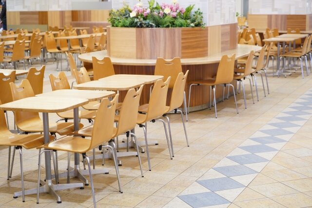 【怖すぎ】女性がフードコートに1人で食べてたら、どこかの子連れパパが未就学の子供を2人おいてサッサと立ち去ってしまう　→　信じられないけど◯◯◯と考えたからの模様…