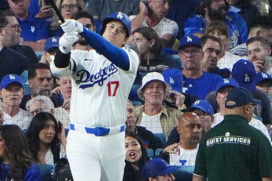 【動画】ドジャースの試合中に”とんでもない大物人物”が一般人に混ざって観戦してることが発覚して球場を騒然とさせてしまうｗｗｗｗｗｗ