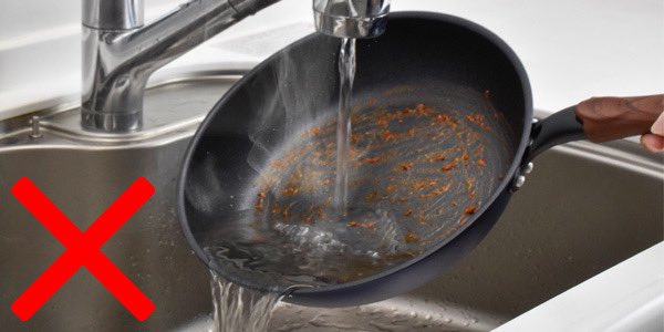 フライパンメーカー「使った後のフライパンに水やってジューってやつヤメテ；；」