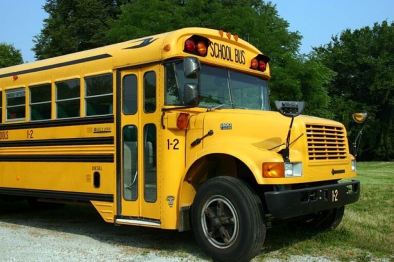 7歳の少女にスクールバスを運転させたら即衝突？いったい何が起きていたのか？