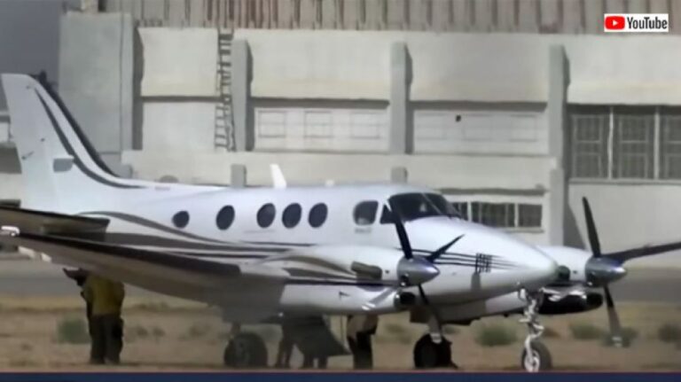飛行機のパイロットが意識不明になるも操縦経験のない乗客が自力で着陸させることに成功