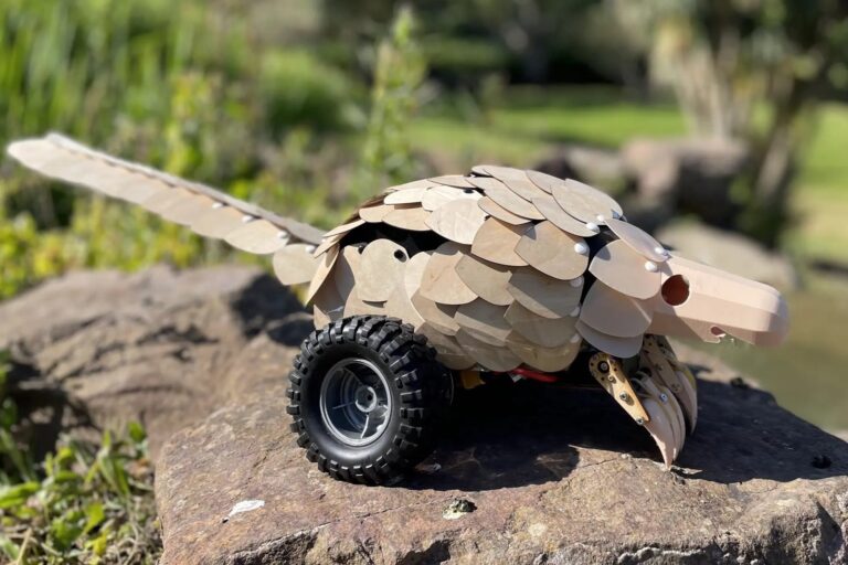 センザンコウをモデルにした植林ロボット。前足で穴を掘ったらお尻から種がポロリ