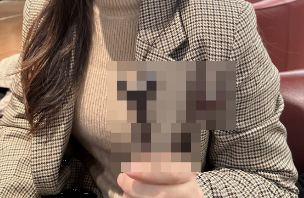 美人女性「ん？ポケットになんか入ってるな」ｺﾞｿｺﾞｿ → とんでもない物が出てきてバズるｗｗｗｗｗｗ