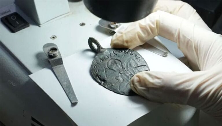 ソロモン王が悪魔を成敗する様子を描いた1600年前のお守りがトルコで発見される