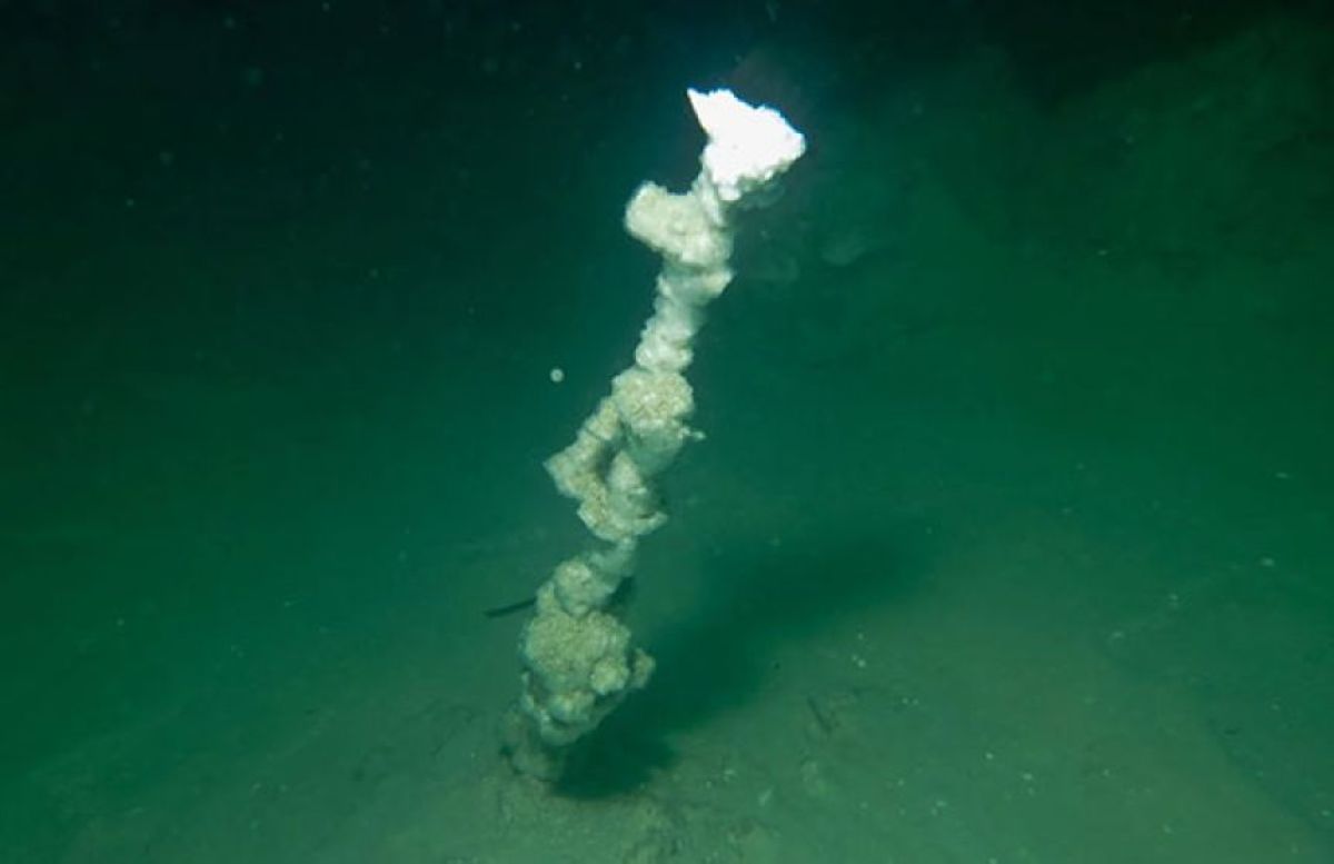 死海の底から伸びる白い煙突を発見。陥没穴発生を告げるサインかもしれない