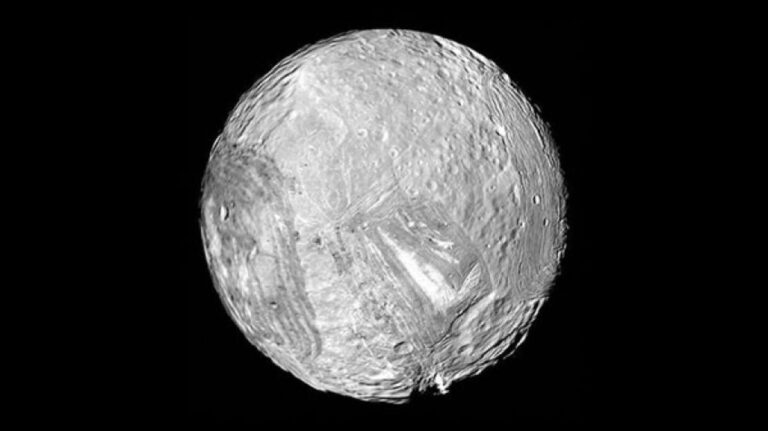 天王星の衛星「ミランダ」の地下にはまだ液体の浅い海が存在しているかもしれない