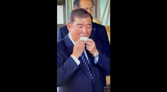 【動画】石破首相、おにぎりの食べ方がガチで引くほど汚い……
