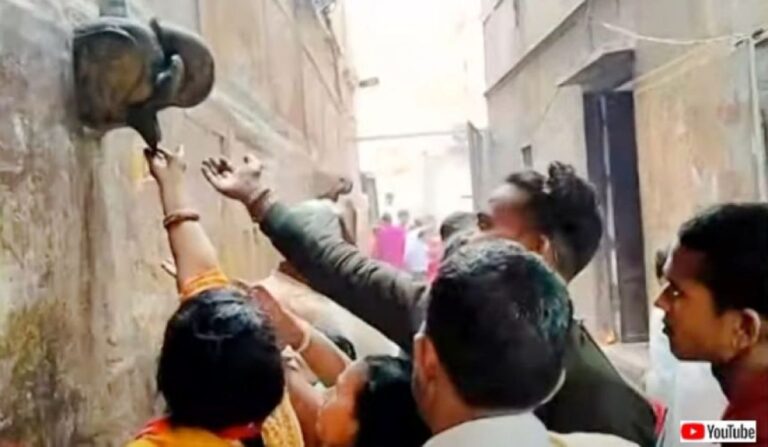 奇跡の聖水としてインドの人々がありがたく飲んでいたのは、エアコンの結露水だった