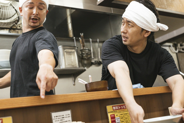 客「おい！ラーメンになんか髪が入ってるじゃねーか！！！」 防犯カメラ「おめーがラーメンに自分の毛を入れてんの見てんぞ」