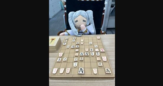 フリーレン公式「長考のフリーレン」と将棋の画像を投稿→「玉がない」「適当すぎ」「将棋初心者か？」→実はフリーレンらしいめっちゃ粋な盤面だった！