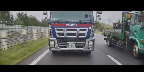 運転手「高速道路の右車線をずっと80キロ以下で走ってたら、明らかな嫌がらせで煽られたの！私、ペーパードライバーの弱者なんですけど？ギャオオオオオオン！！」