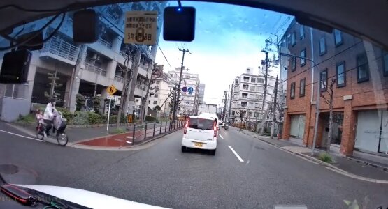 自転車に乗った女性がノールックで車道を横断、衝撃的すぎるドラレコが話題に