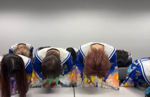 アイドルグループ『私立恵比寿中学』、星名美怜さんが突然の契約終了 → 残りのメンバーが25秒頭を下げ続ける異例の謝罪動画公開