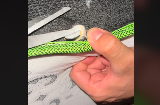 女性「新品のマットレス買った！ん？なんか固い物が入ってるな。ハサミで切って確認してみるか」 → 中からヤバすぎる物が出てくる・・・