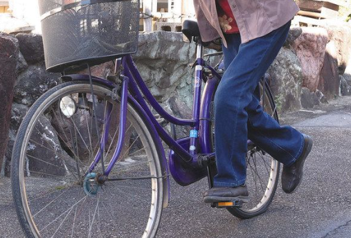 酒を飲んで自転車に乗った52歳女、現行犯逮捕 「乗ってないですけど！片足こぎしてたんですけど！」と否認