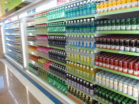 無職男性、何度もコンビニに出入りしてミルクティーをちょっと飲んで棚に戻す行為をして逮捕される