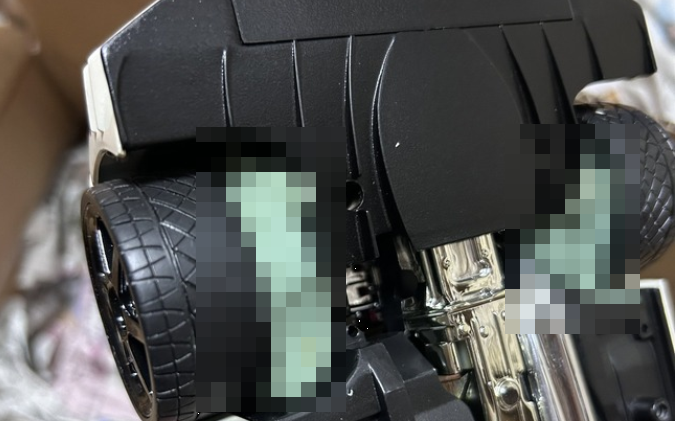 X民「ネットでミニカー買ったぜ！…ん？」 → ミニカーの裏側を見たら・・・ なんだよこれ！？！？