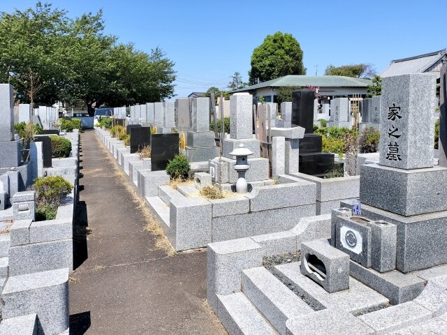 【ﾋｪｯ…】奈良市の霊園で、土に埋まった遺体の右手首が露出した状態で発見される…