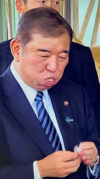 石破茂首相、おむすびの食べ方がなんか変wwwwwwww