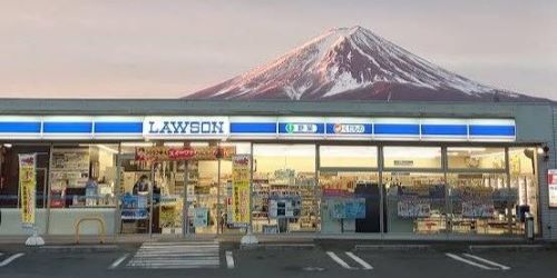 観光客の迷惑行為で混乱した『富士山ローソン』、現在無法地帯になっている模様…片言の日本語でとんでもない罵声も飛び交う