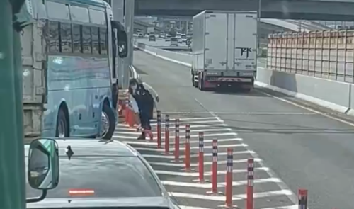 【動画】高速道路で事故渋滞に巻き込まれたバス、ヤバすぎる方法で渋滞回避ｗｗｗｗｗ