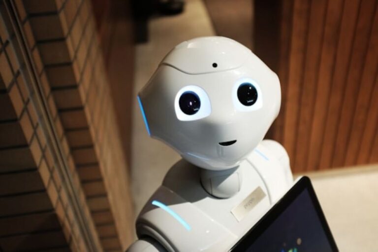 人間は、悲しんでいるロボットを見ると同情する。その共感力が悪用されることも