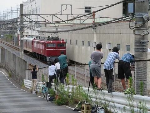撮り鉄さん、電車を2回も緊急停止させてしまう→その後の行動に批判殺到