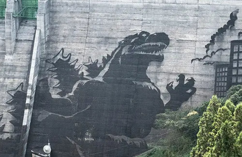 【すげぇ】佐賀県・岩屋川内ダムに、高圧洗浄機を使った巨大なゴジラアート出現！鑑賞できる期間は自然条件次第