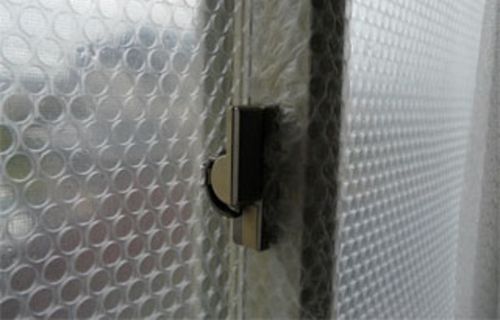 【マジ注意】「窓にプチプチを貼って断熱効果で寒さ対策」というライフハックがあるけど、マジやめてくれ！ハウスクリーニング業者が悲鳴　→　実際貼られた窓が悲惨すぎる末路に…