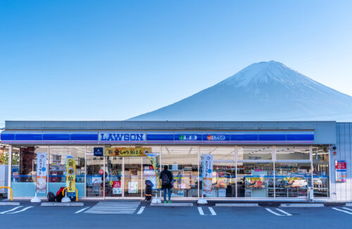 外国人観光客のマナーが悪すぎて色々と話題になった富士山ローソン、無法地帯になっていた… 外国人だけではなく日本人もマナーが酷かった…