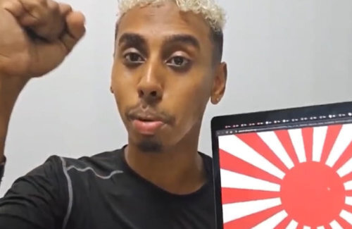 韓国で迷惑行為を繰り返したジョニー・ソマリ、警察に捕まり出国停止に → 配信で旭日旗を出し「竹島」と挑発していたことがバレて例の教授もブチギレ