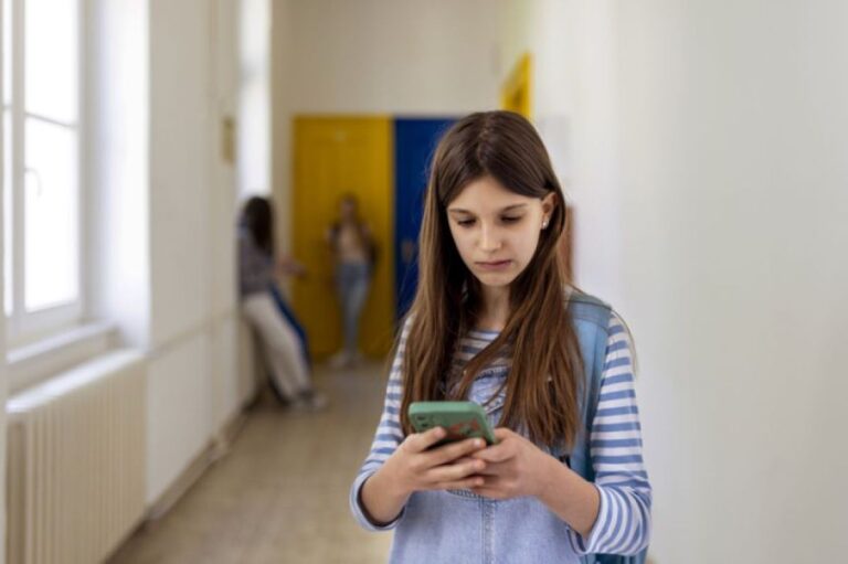 オランダの中学校、親に成績を通知するアプリの利用を禁止。子供のプレッシャーを配慮