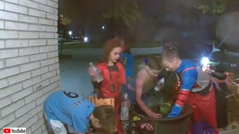ハロウィンの奇跡。入院した子の家に、子供たちが次々とキャンディーを積み上げるやさしい世界