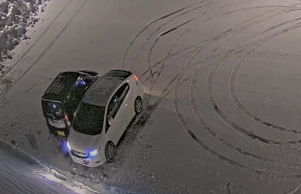 草津温泉にある無料駐車場で、2台の車が雪を利用してのドリフトをおっぱじめる → 結果ｗｗｗｗｗｗ